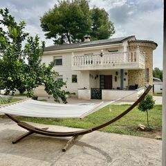 Casa in Riba - roja de Túria. Chalet urbano independiente con piscina
