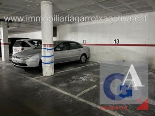 Aparcament cotxe a Olot