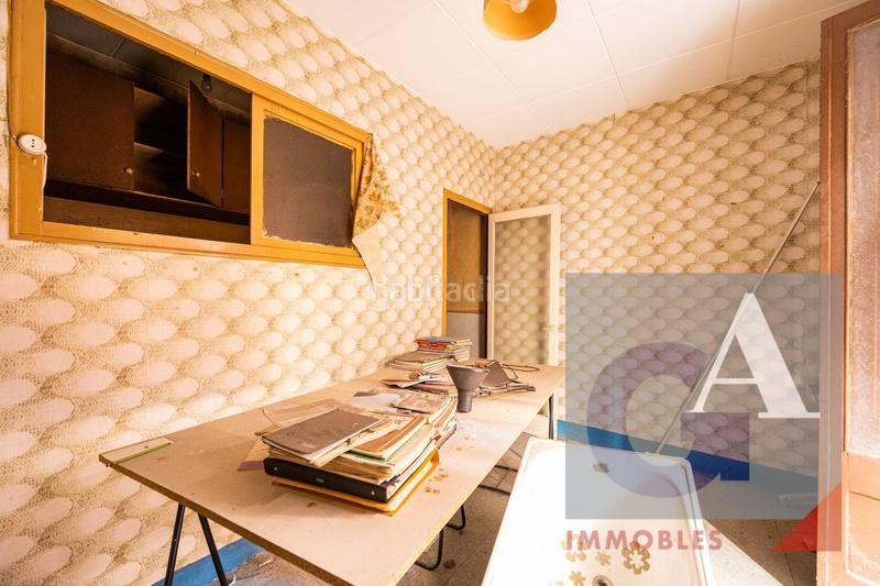 Foto c9b5c3f9-e0f0-49d8-9bfd-a462bd9f9331. Edificio en Olot