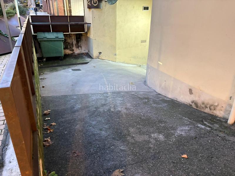 Foto a55b1643-135e-4998-abd5-85cae8685618. Aparcament cotxe a Olot