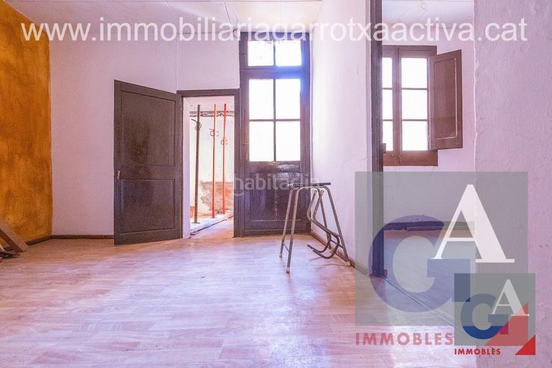 Foto db67c9ec-85e7-4dcd-88ec-6cc8403b04d5. Edificio en Olot