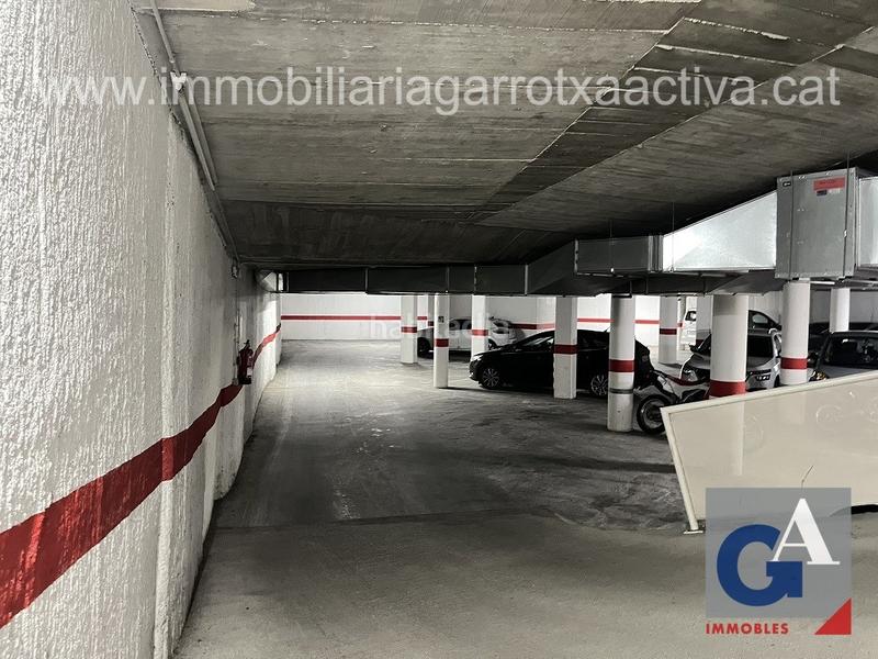 Foto 9956f809-240e-4e4d-b7c7-b9d17e1aaecb. Alquiler parking coche en Olot
