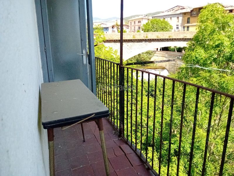 Foto d555bc5b-d140-498a-bc5b-efe2f37f6f13. Edificio en Ripoll