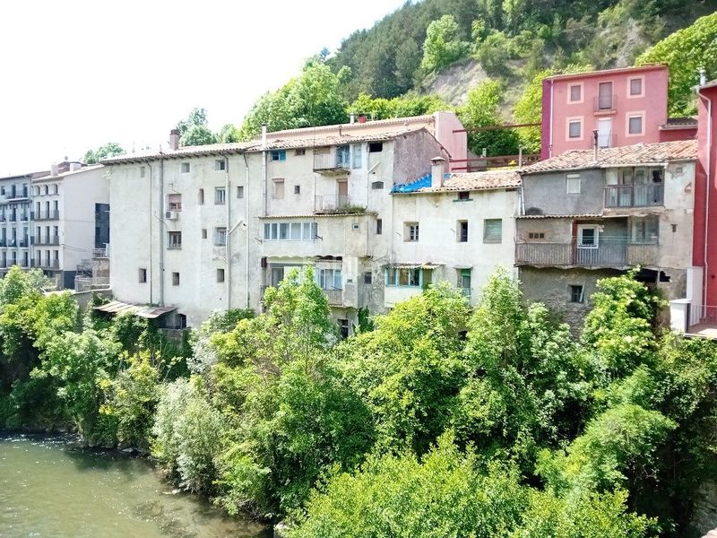 Foto 6aad18e7-c43d-48ca-aa0f-2b15c976a555. Edifici a Ripoll