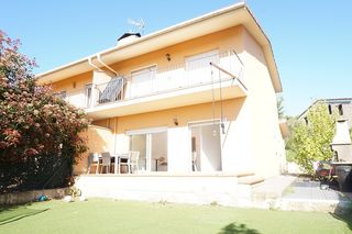 Casa aparellada a Montagut i Oix