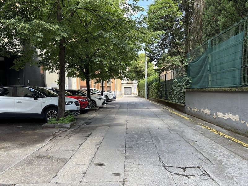 Foto e0fe5c40-61b8-41b9-8797-bd8d5a19ba58. Aparcament cotxe a Olot
