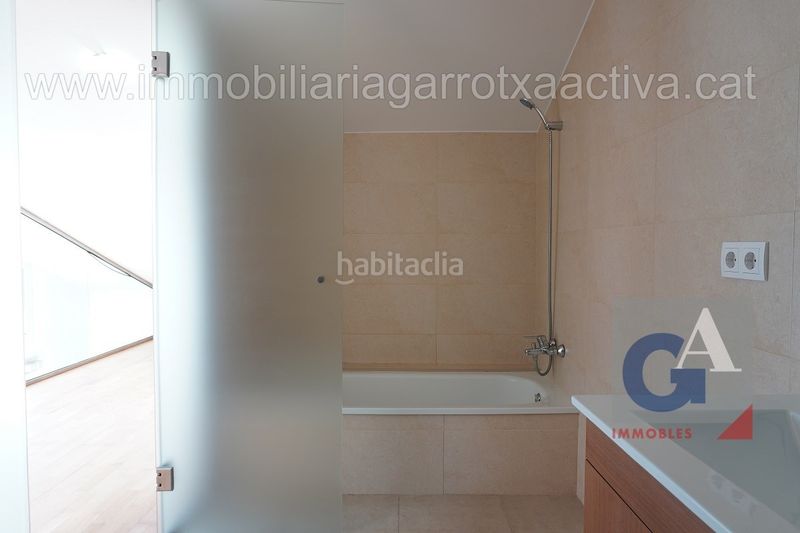 Foto 160b1f3b-bf11-4c4f-b79a-4c3eb4ede99a. Dúplex amb calefacció aparcament a Olot
