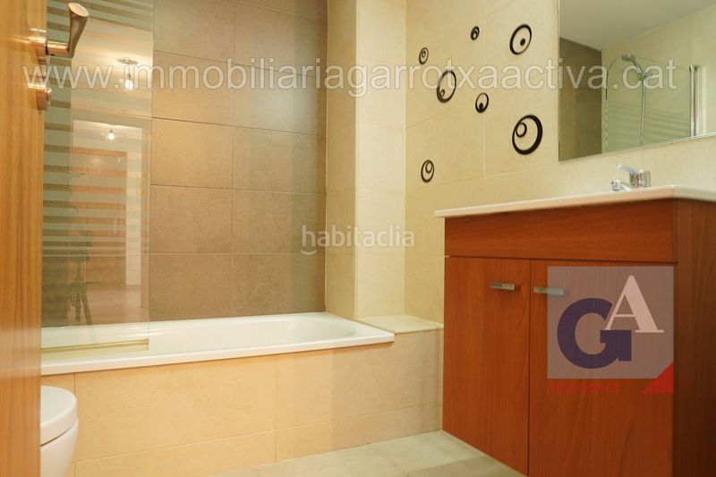 Foto 93631da1-ef0e-4ce3-8617-a5d4f6135076. Dúplex amb calefacció aparcament a Olot