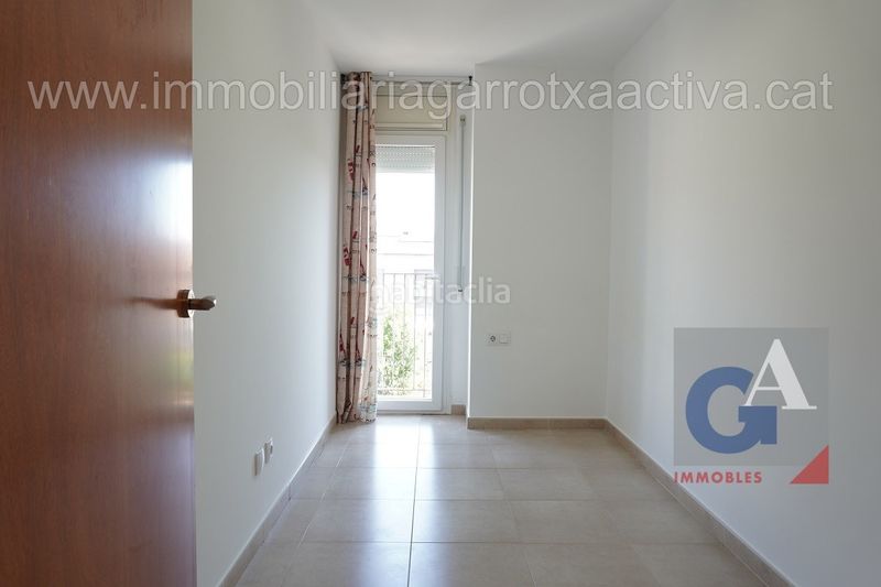Foto a01317ae-cd6a-4785-a0f2-a8f1155792f0. Dúplex amb calefacció aparcament a Olot