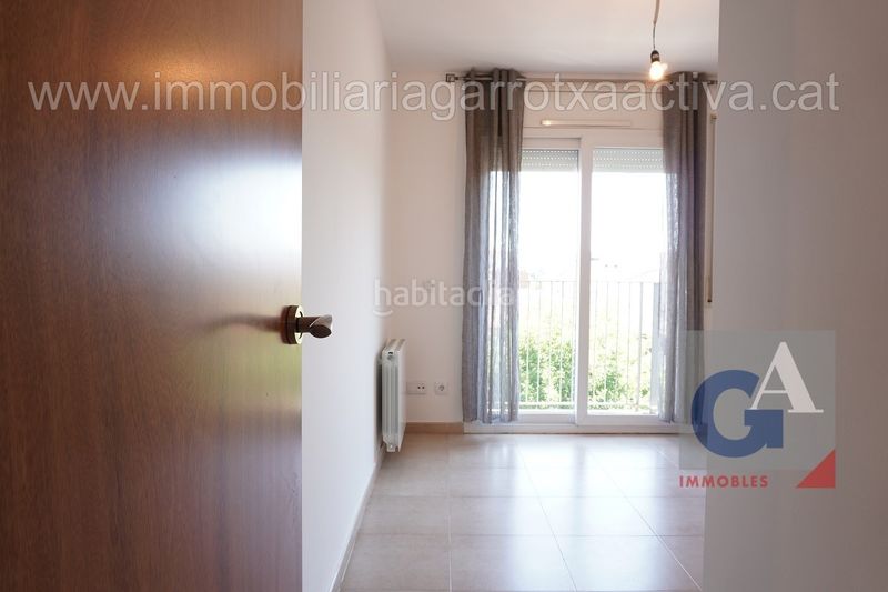 Foto dd429e1f-db24-4ccf-885e-6d41dbbd499c. Dúplex amb calefacció aparcament a Olot