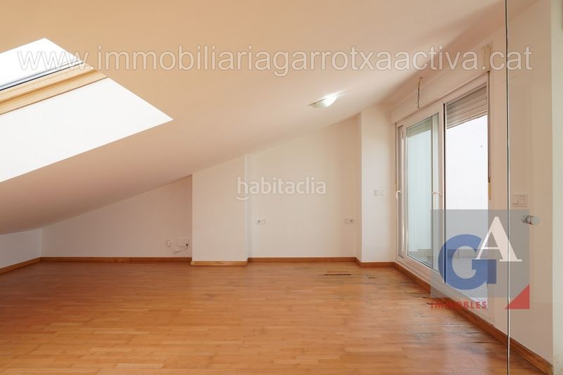 Foto e4c49c51-af19-4861-9be7-96eb6fa74404. Dúplex amb calefacció aparcament a Olot