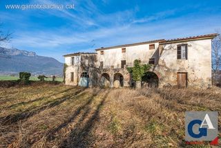 Masia en Vall d´en Bas (La). Per rehabilitar amb camps agrícoles