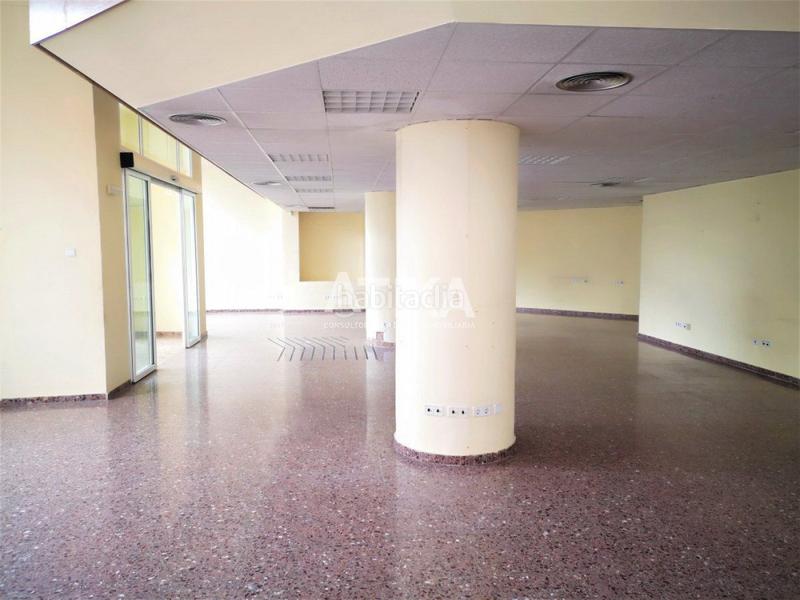 Foto f680eff4-94d8-4eda-80fb-2a70de9ea35e. Alquiler local comercial local chaflan espectacular en Ontinyent