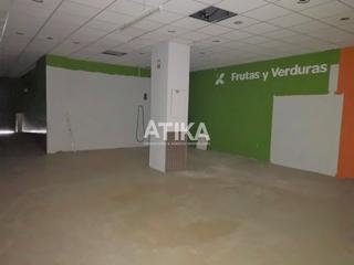 Local commercial à Sant Josep-Zona Hospital. Local en venta junto al centro comercial de considerable dimensi