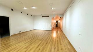Lloguer Local Comercial a Sant Josep-Zona Hospital. Local comercial en amplia avenida