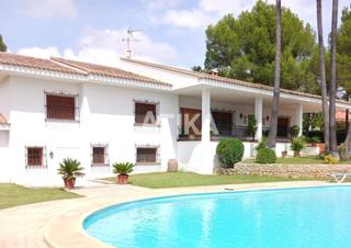 Chalet in Santa Ana. Chalet en ontinyent con piscina, jardín y amplios espacios