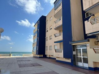 Lloguer Pis  Calle gran via de la manga. Se alquila junio y septiembre piso bajo en las nuevas sirenas en