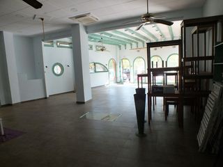 Geschäftsraum in Centre. En venta  amplio local en el centro de roses.