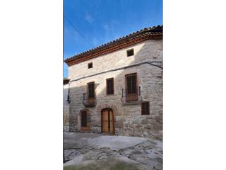 Duplex in Casserres. Casa en venta que consta de dos duplex que se pueden vender por