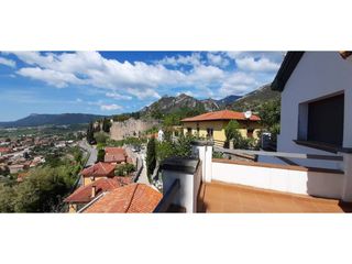 Casa  Castell de sant ferran, xalet. Magnífica casa-xalet en venda en berga