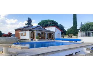 House in Berga. Chalet con piscina en venta en berga