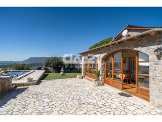 Casa in Berga. Chalet con piscina en venta en berga