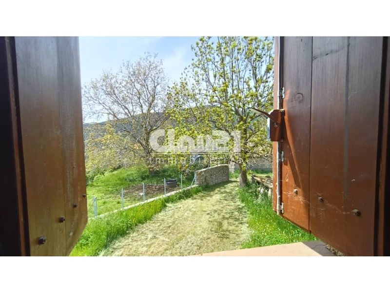 Foto c3ae03ba-6b4b-4f42-bce8-91f3a3a63957. Casa amb aparcament a Gósol
