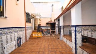 Casa a Monserrat. Casa de pueblo, espaciosa, con buena orientación y lista para en