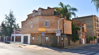 Casa a Monserrat. Casa de pueblo esquinera en la avenida principal de la población