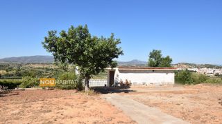 Xalet a Monserrat. Caseta de campo con agua en parcela de más de  4.000 m²!!