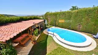 Casa bifamiliare in Monserrat. Chalet pareado esquinero, con piscina y todas las comodidades. ¡