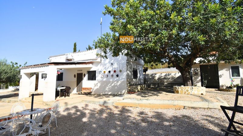 Foto e24c350a-88d6-4df3-b90e-6b756c9fac17. Chalet con camino parcheggio in Montroi / Montroy