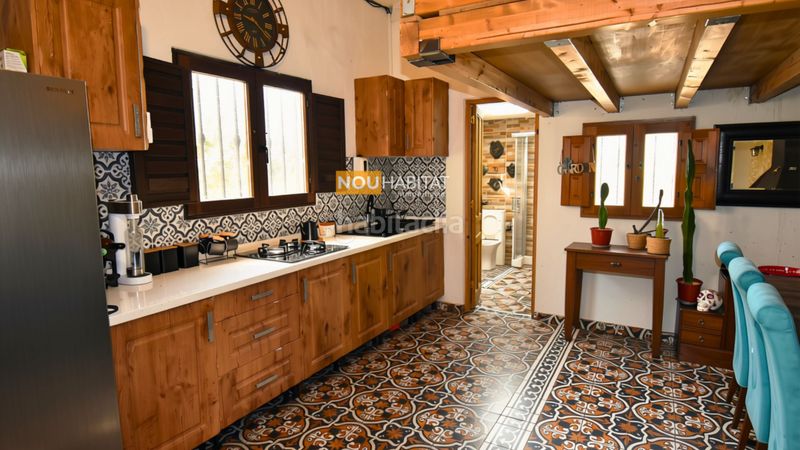 Foto e9df62d0-825b-48e0-8565-379798f6b4b8. Chalet con camino parcheggio in Montroi / Montroy