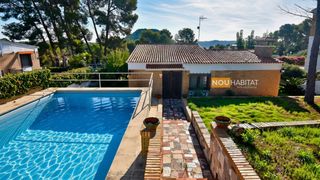 Chalet à Monserrat. Chalet independiente en urbanización, con piscina !!