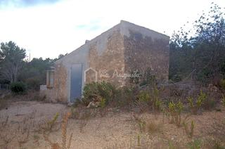 Finca rústica  Suis. Terreno con agua y construcción a reformar