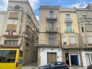 Pis  Travessia de la parra. Local comercial y dos pisos a reformar