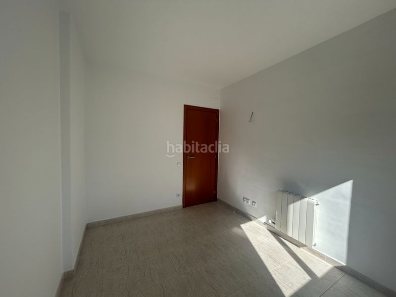 Foto bdf1bc18-ee39-48f7-a019-19757c6dc9f2. Casa adossada amb aparcament a Vallgorguina