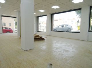Lloguer Local Comercial a Ronda de ponent 228. Local diáfano esquinero