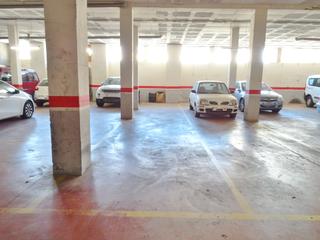 Location Parking voiture à Carrer del violinista vellsola 23. Gran plaza para 3 coches