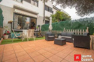Semi detached house  Carrer simone bouvoir. Adosada con piscina comunitaria