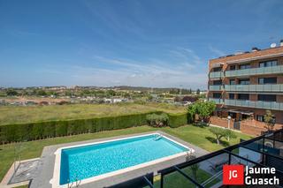 Pis  Carrer de la rosella. Amplio  y con piscina