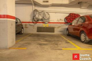 Autoparkplatz in Carrer de la fàbrica 6. Parking en el centro