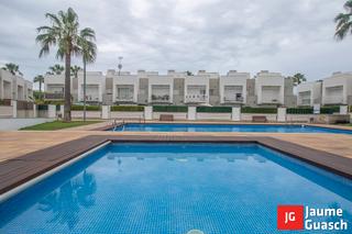 Casa adossada a Carrer del vinyet 53. Adosada con piscina comunitaria