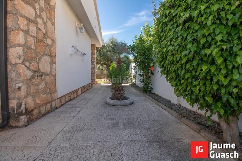 Foto a3d4eab9-cf52-4126-a473-74265e91dcdc. Casa pareada  con piscina en Creixell