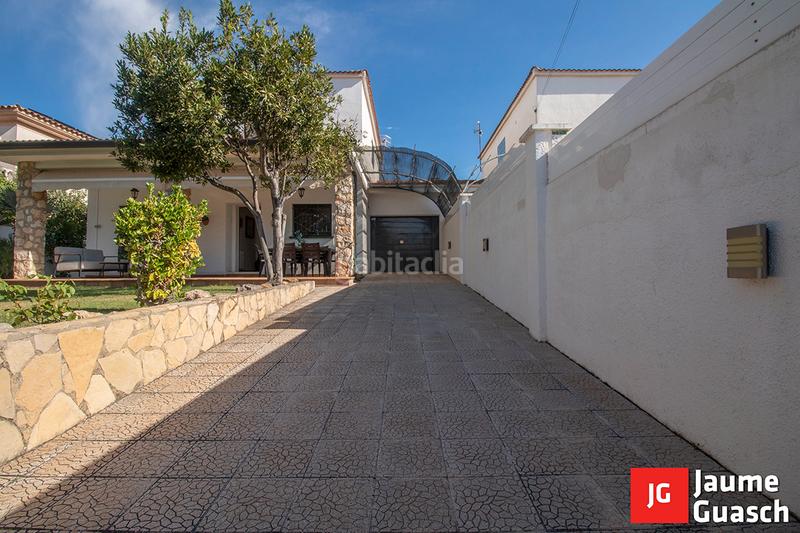 Foto ae4eea6e-616e-49e5-8e59-ae966c529a02. Casa pareada  con piscina en Creixell