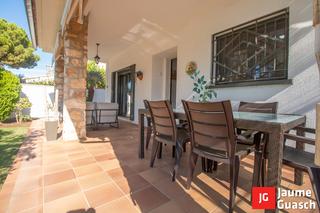 Maison jumelée à Creixell. Casa pareada con piscina