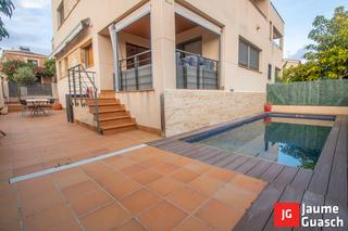 Casa bifamiliare in Nou de Gaià (La). Pareada esquinera con piscina privada en la nou de gaià