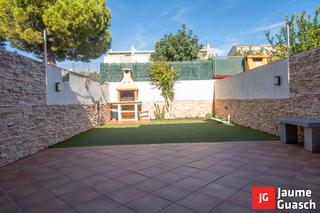 Maison jumelée  Avinguda de la mediterrània 83. Casa adosada con jardín y garaje privado