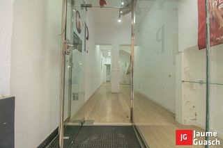 Lloguer Local Comercial a Plaça de la vila 9. Local céntrico en alquiler