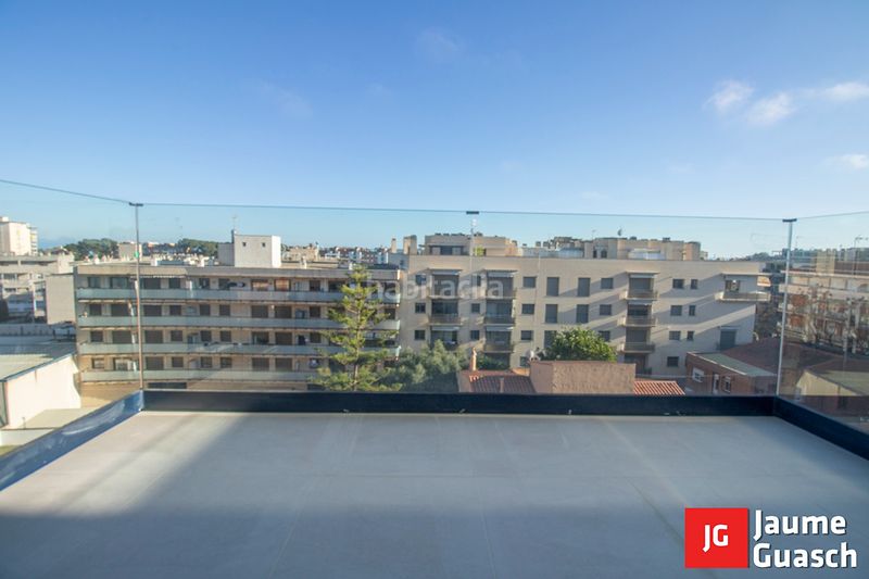 Foto 544c5af3-bcd1-44b2-bed4-c996a2fea1c0. Àtic amb calefacció piscina a Centre Torredembarra